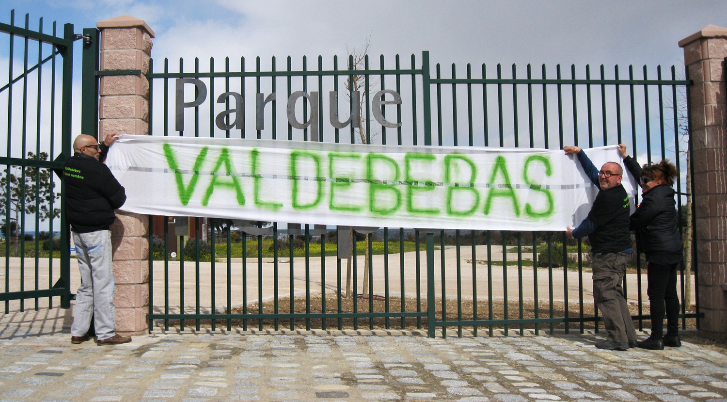 El vecindario ‘inaugura’ el parque de Valdebebas